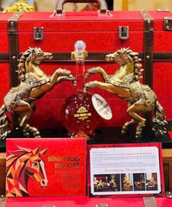 Bình Rượu ngựa đôi song mã kim loại Club House XXII 2026