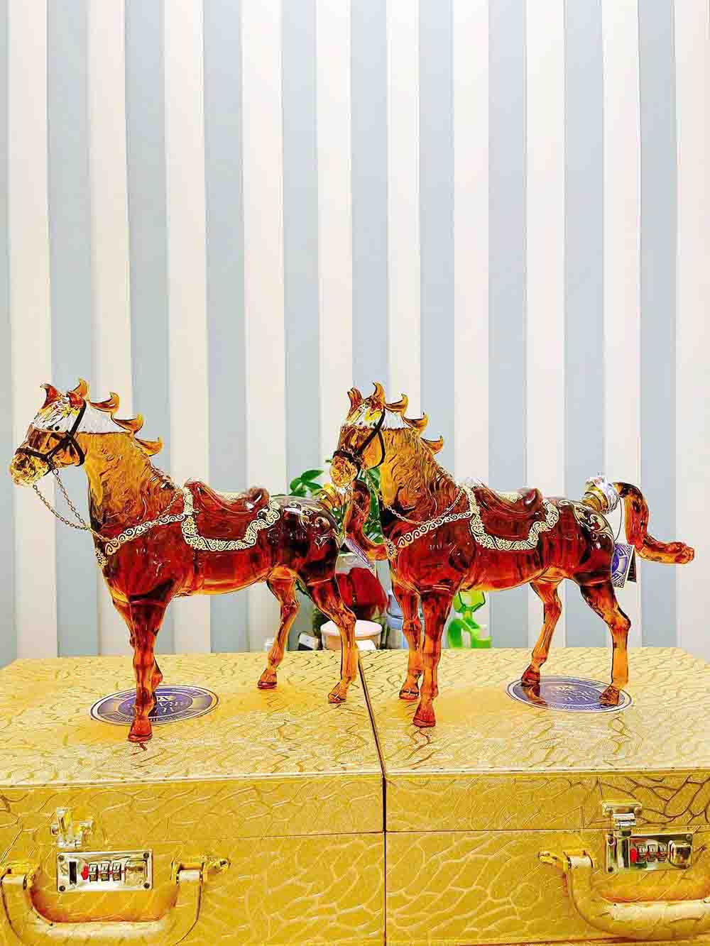 Chai rượu hình con ngựa Aura Brandy XO