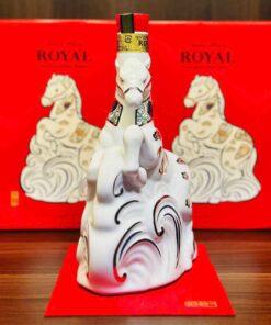 Bình rượu con ngựa Suntory Whisky Royal Nhật Bản 2026 600ml